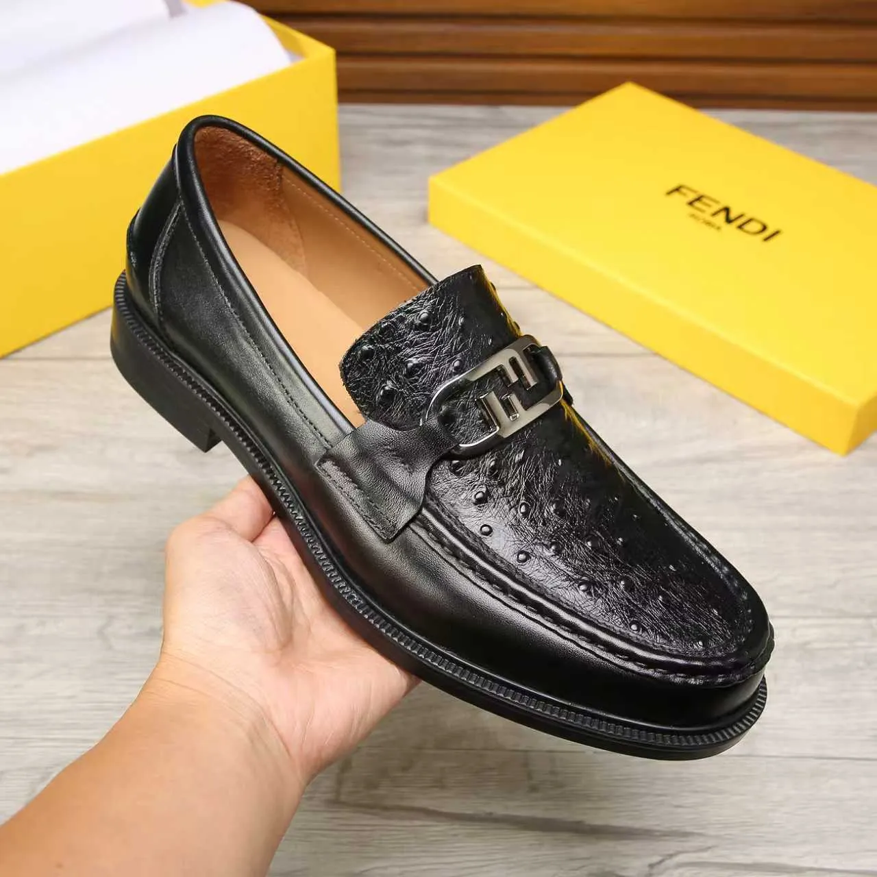 ​Men's shoes 💰 500 💰 Water dyed cowhide 🆘 The latest FENDI ( Fendi ) new casual leather shoes 🕶️🕶️ Simple routing effect, showing an elegant and cool driving shoe 🎬Made of Italian 🇮🇹 imported calfskin + first-layer water-dyed cowhide lining🐂Excellent material🎬Detailed workmanship 🤗Comfortable foot feel➰➰. ​Pair it with any outfit to show your taste and temperament, low-key luxury ♻️Design ​simple and elegant ​noble and fashionable 🍃​Very loved and favored by trendy men 💓❤️Size: 38-44 2⃣️colors available